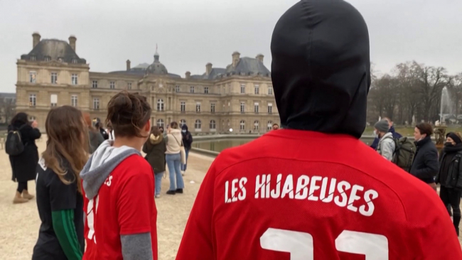 Paris'te kadın futbolcular müsabakalarda başörtüsü yasağını protesto etti